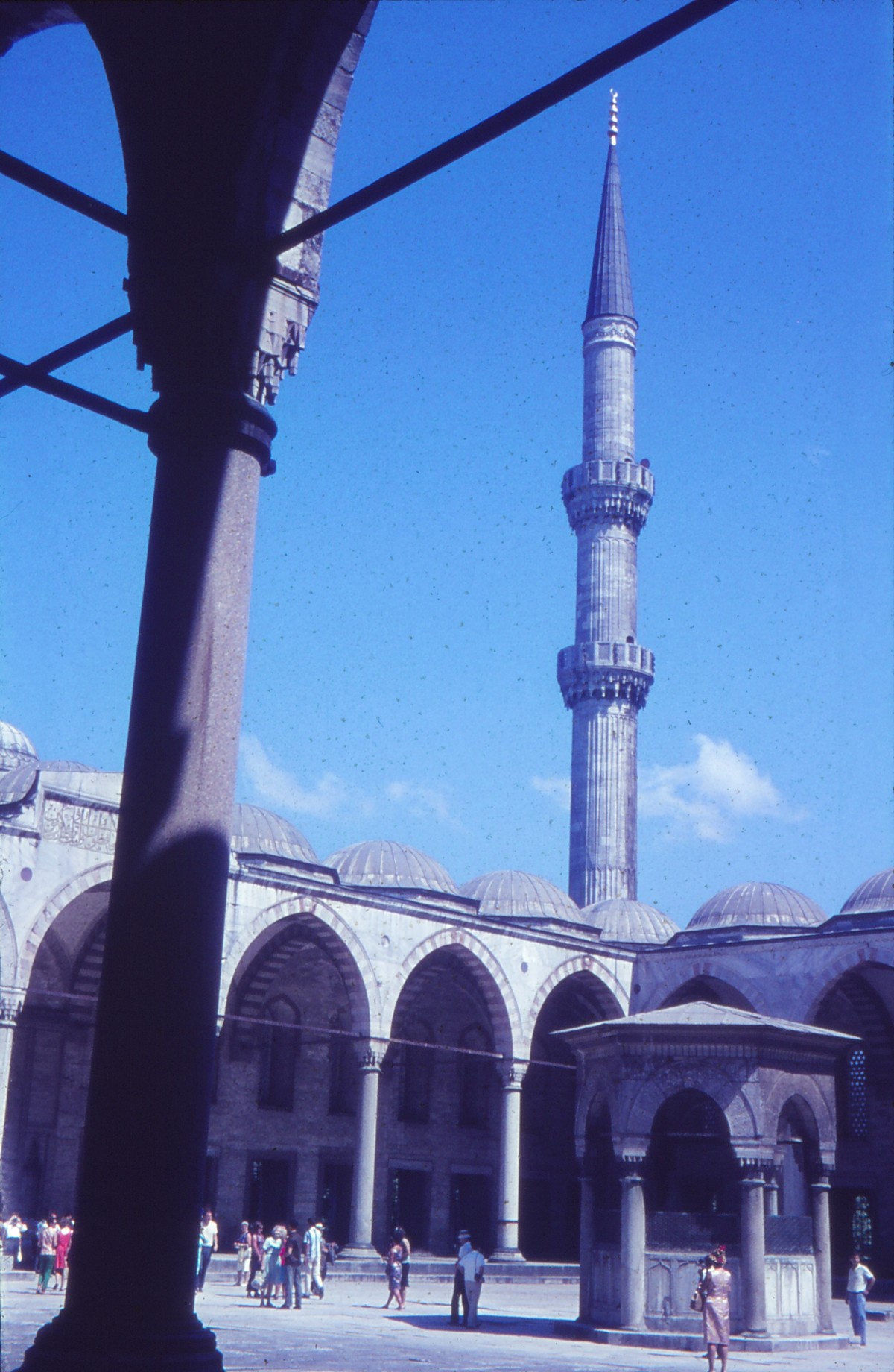 Blaue Moschee, Innenhof mit Minarett