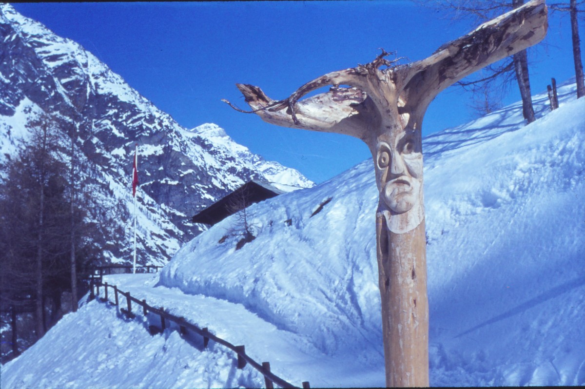 Zermatt, geschnitzter Wegweiser