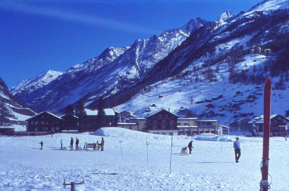 Zermatt, Schneeplatz im Dorf