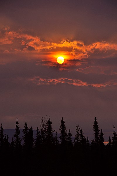 Sonnenuntergang während eines Bushfeuers in Alaska