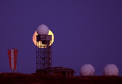 Radarstation mit Vollmond bei Tuktoyaktuk 