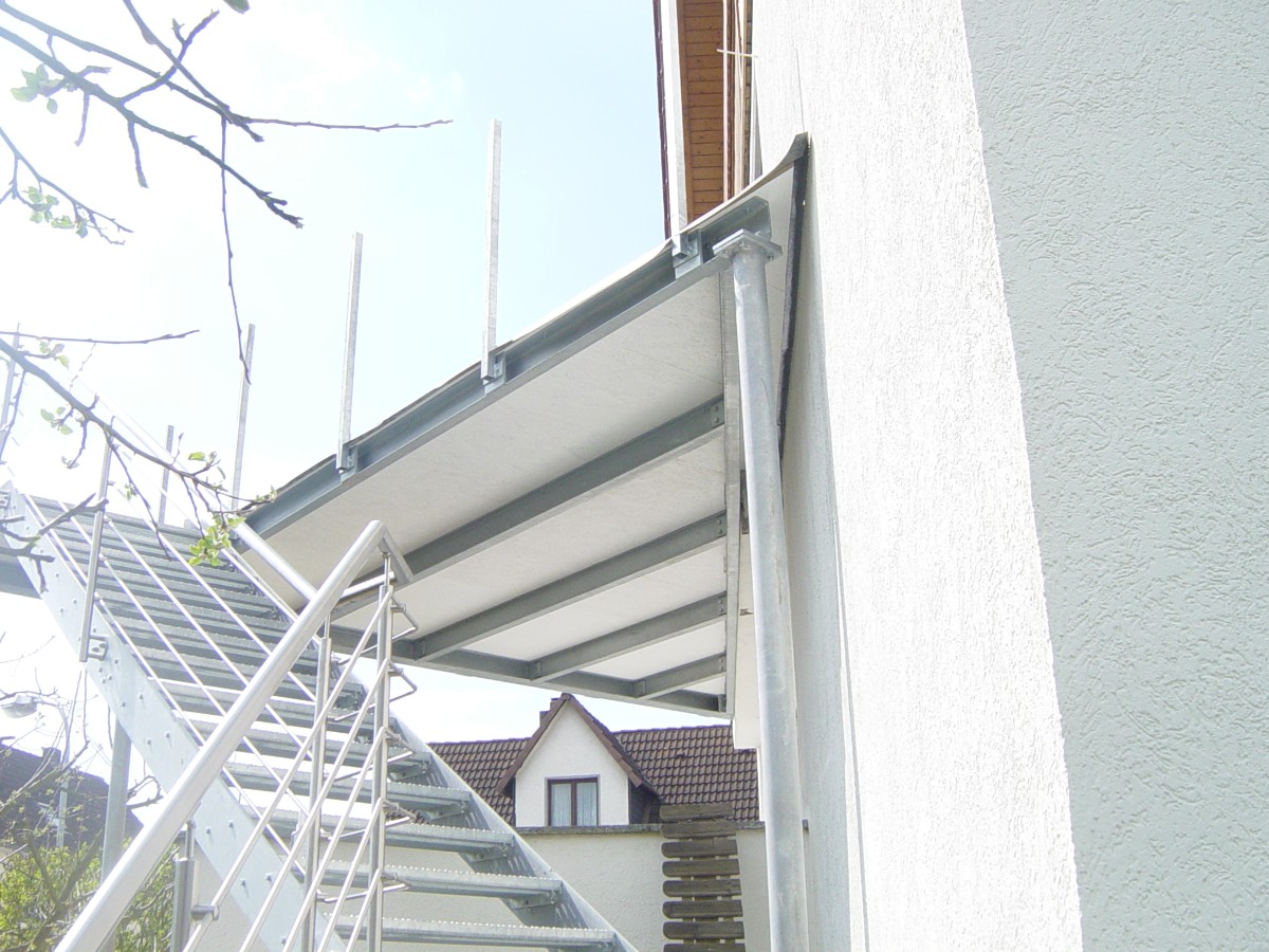 Balkonanlage mit Stahltreppe und Sicherheitsstufen