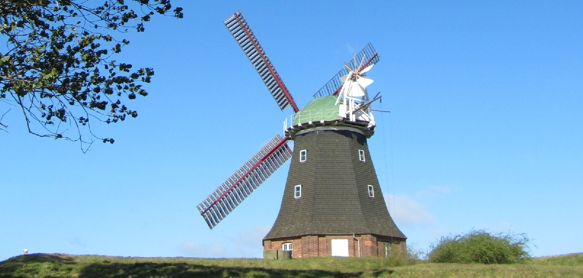Restaurierte Windmühle Küstenlandschaft Salzhaff