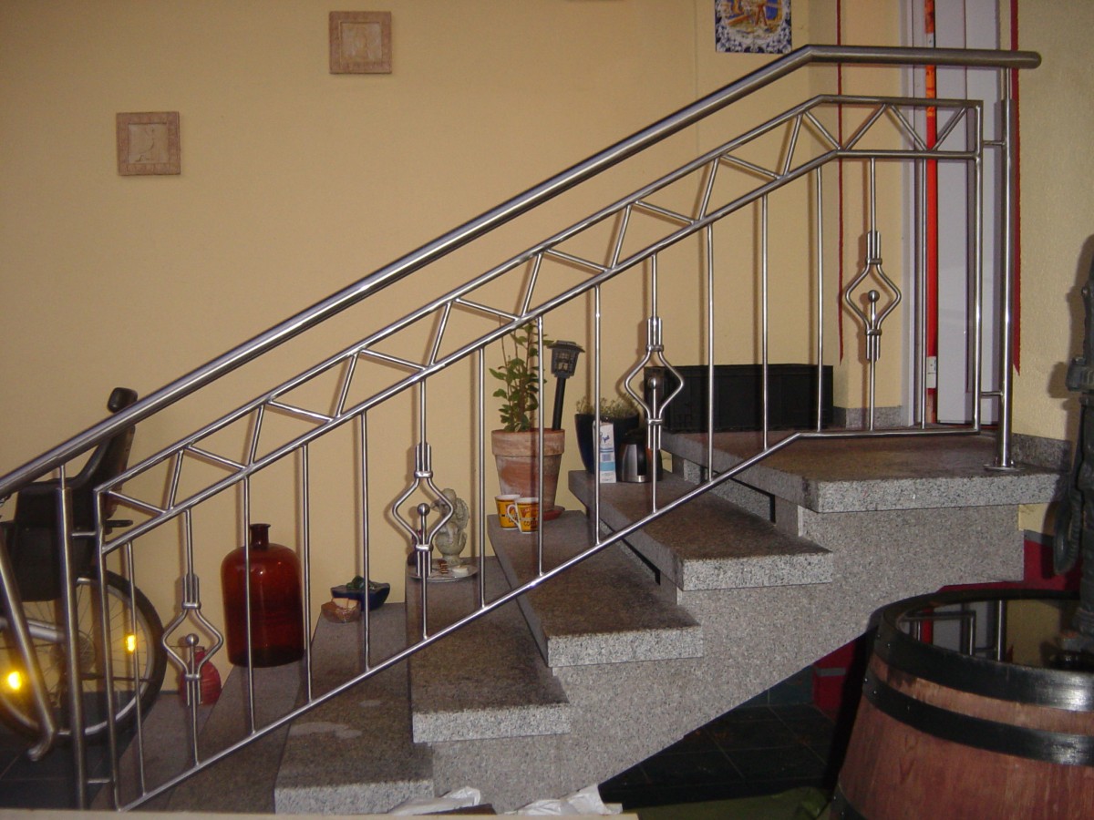 Edelstahl-Treppengeländer mit Design-Füllstäben