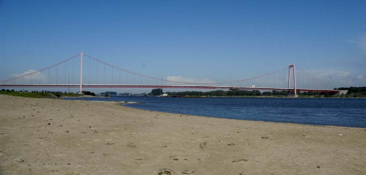 Strand an der Rheinbrücke bei Emmerich