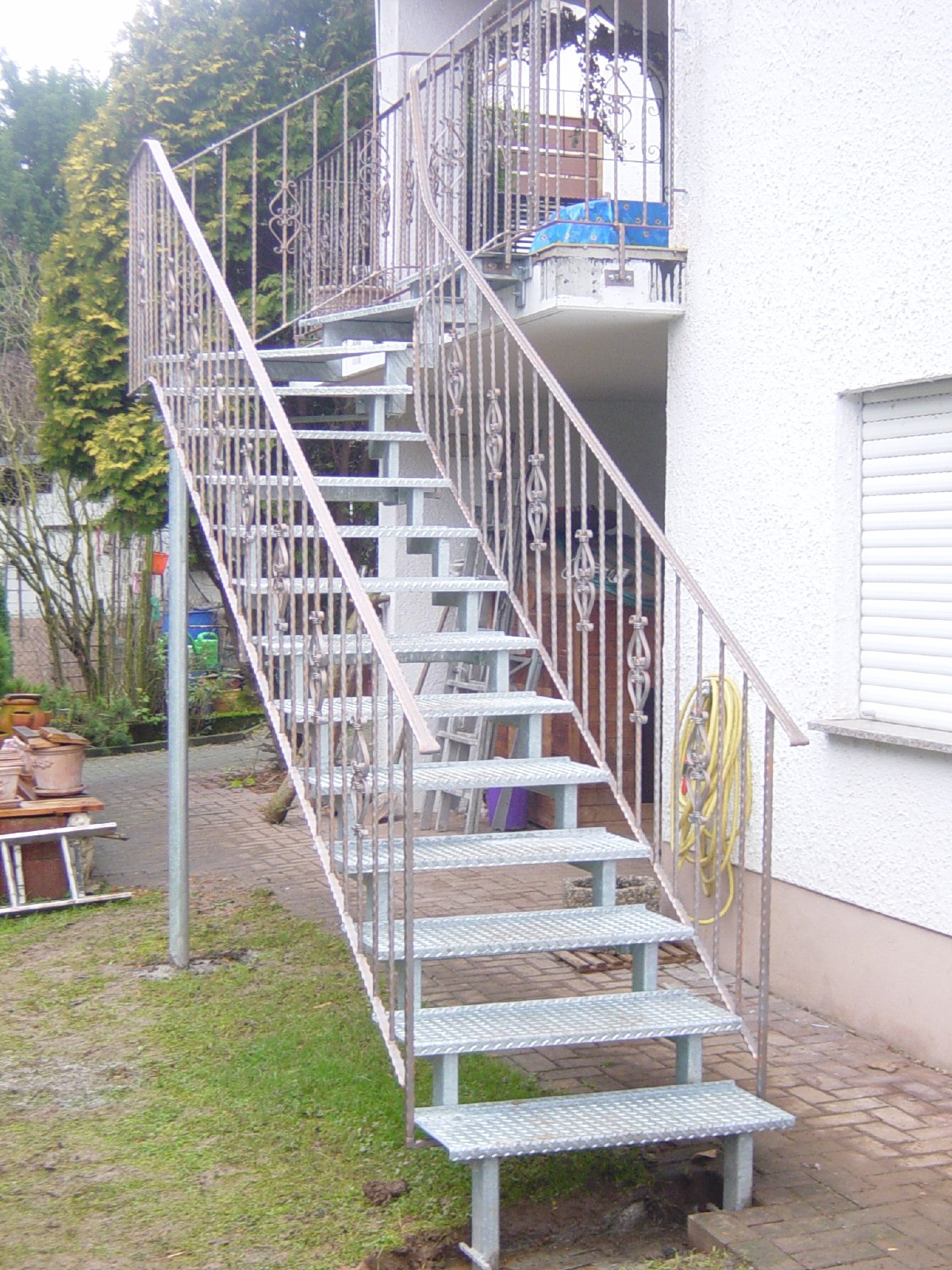 Stahltreppe mit Geländer verzinkt und lackiert